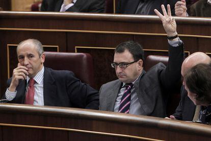 Los diputados del PNV Josu Erkoreka (izquierda) y Aitor Esteban, a su lado, en el Congreso.