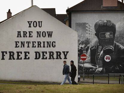 Carteles en el barrio católico de Bogside, en Derry (Irlanda del Norte), donde ocurrió el 'Domingo Sangriento' de 1972.