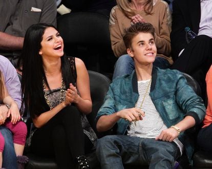 Selena Gomez y Justin Bieber capturados en un partido de baloncesto en Los Ángeles (California), el 17 de abril de 2012.