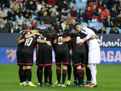 Los jugadores del Reus hacen piña en la Romareda.