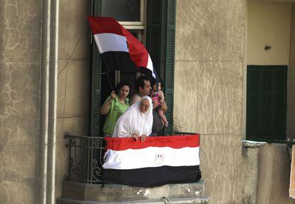 Una familia se asoma a su balc&oacute;n durante la marcha anti-Morsi en las calles de El Cairo. 