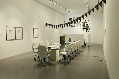 La Oficina de Rescate Invertido que ha instalado Núria Güell en Arts Santa Mònica.