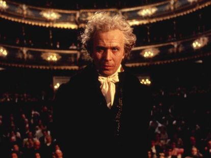 Gary Oldman interpreta a Beethoven en la película de 1994 'Amor inmortal'. En vídeo, el tráiler de la película.