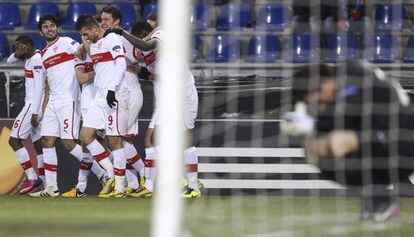 Los jugadores del Stuttgart celebran su segundo gol durante el partido de vuelta ante el Genk.