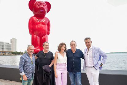 La presidenta de la Comunidad de Madrid se fotografía junto a la escultura en homenaje a Madrid presentada en Miami.