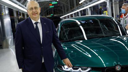 Jean-Philippe Imparato, consejero delegado de Alfa Romeo, posa junto al nuevo modelo de la marca, el Tonale.