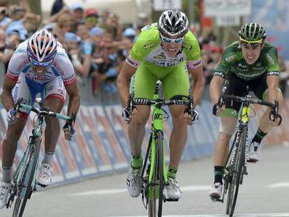 Marco Canola, en el centro, se impone en la meta de Rivarolo Canavese.