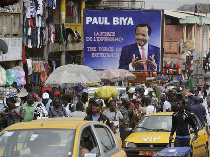 Una de las bulliciosas calles en Camerún, con el cartel electoral de Paul Biya, el 11 de octubre de 2018.