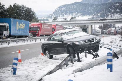 El temporal de nieve colapsó ayer las carreteras catalanas.
