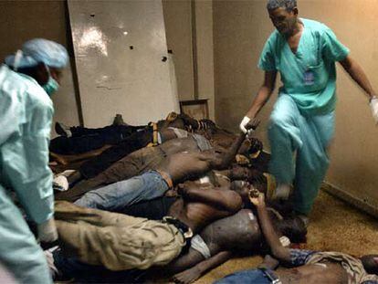 Los cadáveres de los emigrantes haitianos yacen amontonados en la morgue de Santiago.
