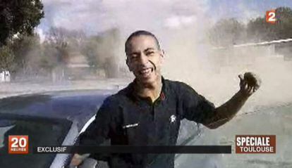 Captura de video tomada de unas imágenes de la televisión nacional francesa France 2 que muestra a quien podría ser el asesino de Toulouse de 24 años, Mohamed Merah.