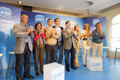 Antonio Basagoiti (en el centro), ayer en Portugalete con candidatos y dirigentes del PP de Bizkaia.