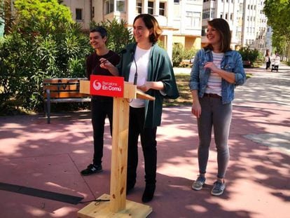 De izquierda a derecha: Lucía Martín, Ada Colau y Janet Sanz este sábado en Poblenou, Barcelona.