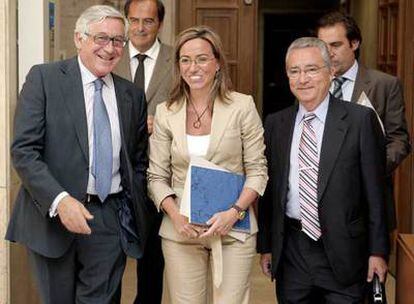 La ministra de Vivienda, Carme Chacón, entre los presidentes de los promotores de Madrid y de Cataluña.