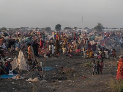 Miles de personas que han cruzado la frontera desde Sudán a Sudán del Sur por el paso fronterizo de Juda buscan refugio el 2 de noviembre de 2023.