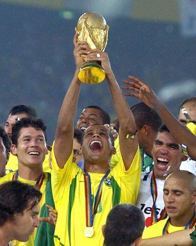 Rivaldo levanta la Copa del Mundo ganada por Brasil en 2002.