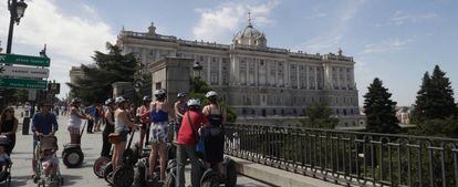 Grupo de turistas en los exteriores del Palacio Real de Madrid.