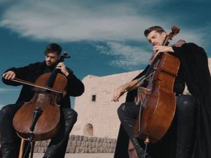 El grupo 2CELLOS lanzan una versión con violonchelos para promocionar su próximo disco