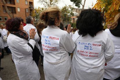 Tres sanitarias participan en una protesta por la situación de la atención primaria en Madrid.