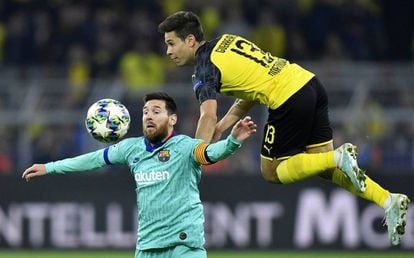 Guerreiro salta por encima de Messi.