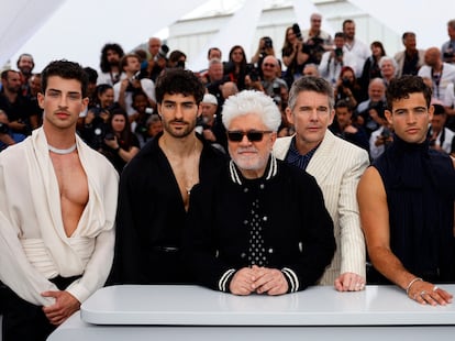 Pedro Almodóvar posa con el elenco de Strange Way of Life en Cannes el pasado miércoles: de izquierda a derecha: Manu Ríos, José Condessa, Ethan Hawke, Jason Fernández y George Steane.