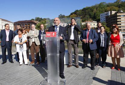 Pastor interviene en el acto del PSE, ayer en Bilbao. A su izquierda, Madina y Benegas.