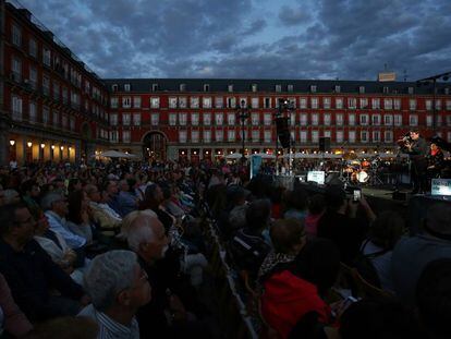 Numeroso p&uacute;blico escucha al poeta Luis Garc&iacute;a Montero y a la cantaora Carmen Linares en la plaza Mayor de Madrid.