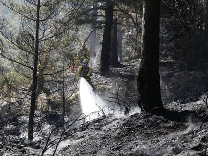 Labora de extinción de un incendio en el puerto de la Morcuera.