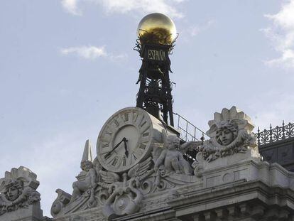 Reloj en la fachada de la sede del Banco de España. EFE/Kiko Huesca/Archivo