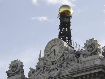 Reloj en la fachada de la sede del Banco de España. EFE/Kiko Huesca/Archivo