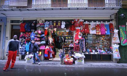 Una botiga de 'souvenirs' al centre de València.