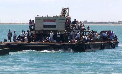 Yemen&iacute;es huyen de la guerra en barco desde el puerto de Ad&eacute;n (Yemen), en mayo de 2015.