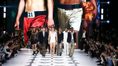 El final del desfile de moda masculina de primavera/verano 2023 de Dolce&Gabbana celebrado en Milán el 18 de junio de 2022.