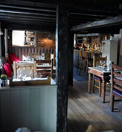 Interior del <i>pub</i> británico The Hand and Flowers.