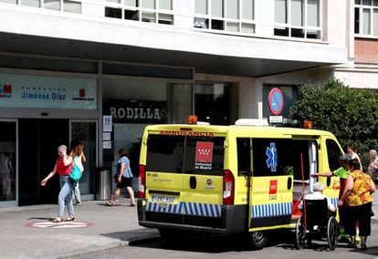 Una ambulancia en la entrada de la Fundación Jiménez Díaz, hospital de gestión privada integrado en la red pública.