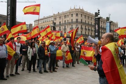 Concentraci&oacute;n frente al Ayuntamiento de Zaragoza en contra del refer&eacute;ndum catal&aacute;n.