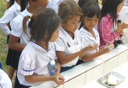 Alumnas de la escuela de primaria Tekhak Panh Nhor, de Phnom Penh, usan su nuevo puesto de lavado de manos.