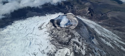 Fotografía captada durante un sobrevuelo de vigilancia con el Escuadrón Tucanes de la Fuerza Aérea Ecuatoriana el 17 de mayo de 2023.  Fotografía Cortesía de Marco Almeida Vaca (Instituto Geofísico de la EPN)