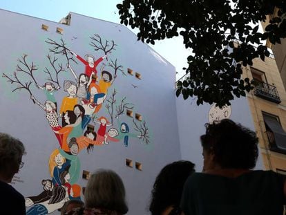 Mural homenaje a las víctimas de violencia de género de la artista Raquel Riba Rossy, en Madrid.