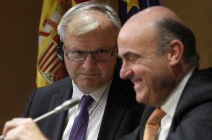 El ministro Luis de Guindos con el comisario de Asuntos Econ&oacute;micos, Olli Rehn, en Madrid.