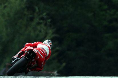 Carlos Checa (Ducati), durante los entrenamientos de hoy en Sachsenring.