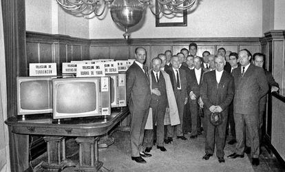 Entrega de televisores a los teleclubs. Logro&ntilde;o, 1967.