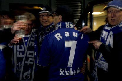 Aficionados del Schalke, en las inmediaciones del Veltins Arena de Gelsenkirchen.