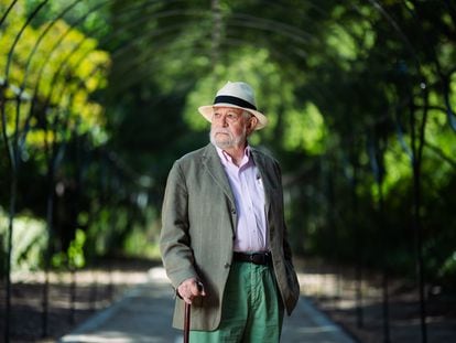 El escritor y crítico José María Guelbenzu, el 5 de julio en el Jardín Botánico de Madrid.