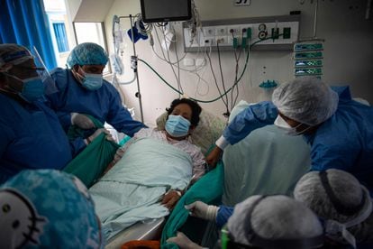 Personal de salud atiende a una paciente con Covid en Lima, en enero de 2022.