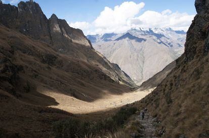 Uno de los desfiladeros por los que se transita la hacer el Camino Inca.