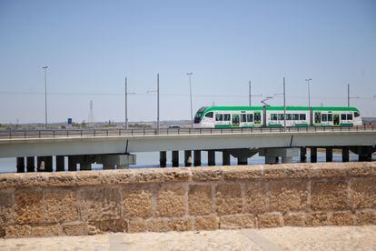 Asociaciones a favor de la movilidad en transporte público de Cádiz aplauden que el nuevo tranvía -en la imagen, a su paso por el histórico puente Zuazo en San Fernando- supondrá un éxito de movilidad por su trazado junto a zonas residenciales muy pobladas.