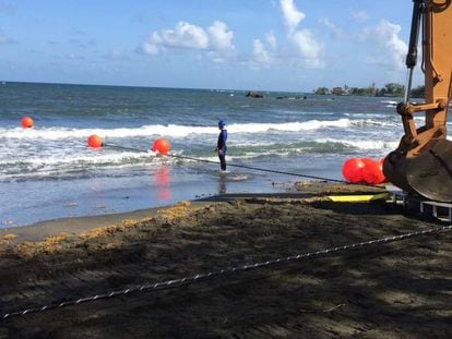 Trabajos en playa para la preparación e instalación del cable submarino de Telxius (Filial de Telefónica) en la cámara de playa (Beach Manhole).