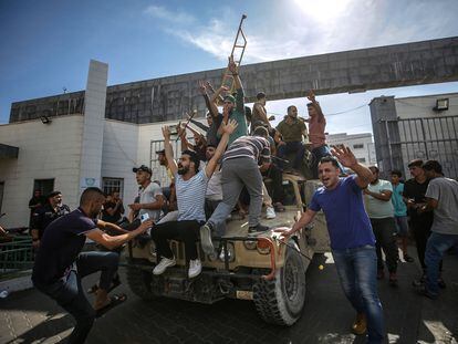 Un grupo de palestinos subidos a un vehículo militar por las calles de Gaza, este sábado.