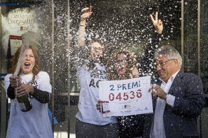 Trabajadores de la administración de lotería 299 de Barcelona, en Plaza Molina, celebran la venta del número 4.536, Segundo premio de la Lotería de Navidad. 

